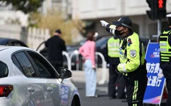 机器人“上岗”、VR导览助力，无锡宜兴公安立体护航“苏超”热身赛