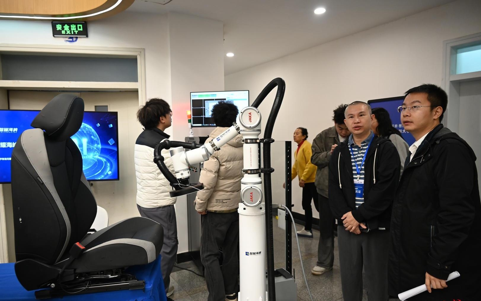 打造“家门口”的“成果转化加速器”！面向新经济技术交叉与转化中心今日揭牌启用