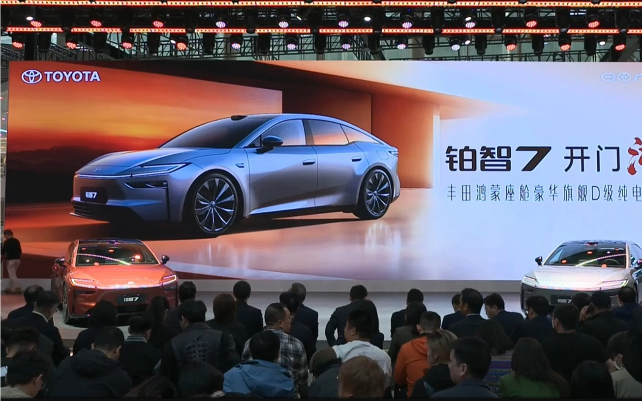 广汽丰田旗舰D级纯电轿车铂智7发布：华为电机+鸿蒙座舱+小米生态