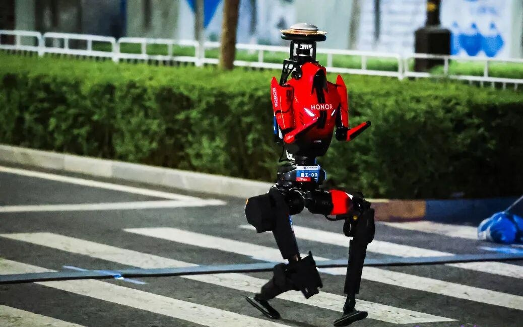 北京亦庄人形机器人集体夜跑?真相揭秘,去年冠军也来了…