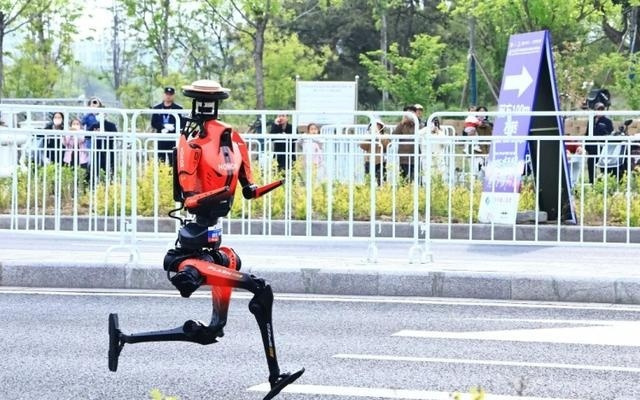 常州造“骨架”，托起中国人形机器人半马冠军