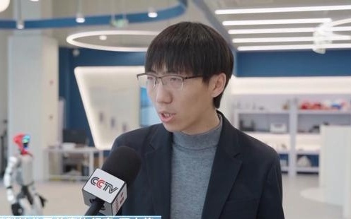 档期满、一机难求！这个春节，机器人们送餐拜年表演忙