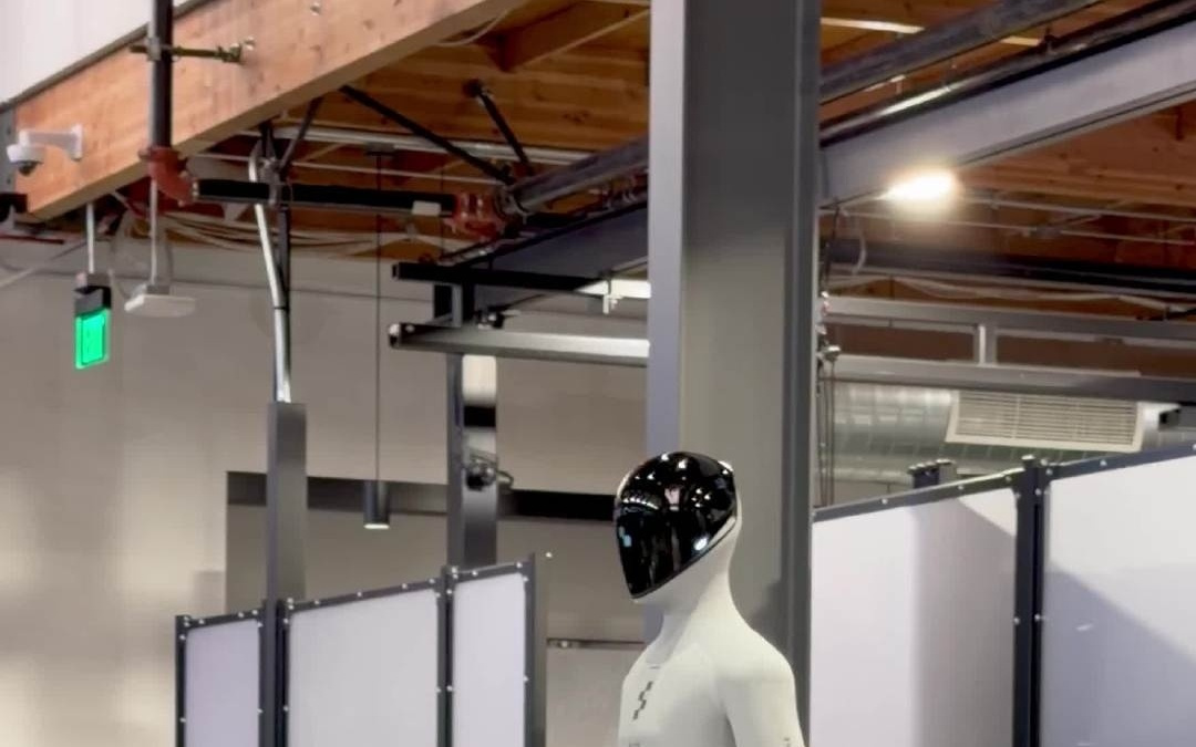 特斯拉之后Figure AI也秀肌肉：Figure 03人形机器人跑起来