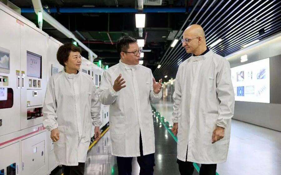 库克现身成都太古里，苹果高管今年首次访华，打卡富士康、欣旺达