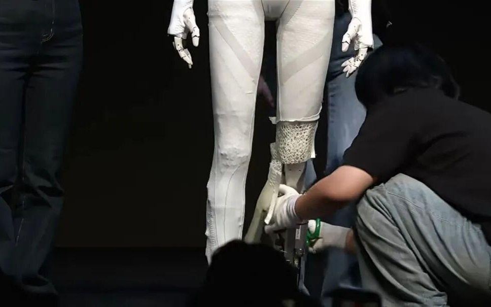 马斯克想要 1 万亿，何小鹏只想等一句「牛 P」