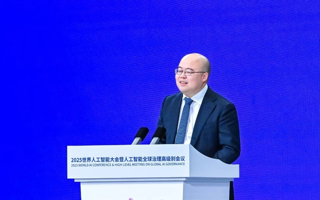 直击史上最热闹WAIC：黄牛票炒上千，参展AI模型减半，超150台人形机器人“炸场”