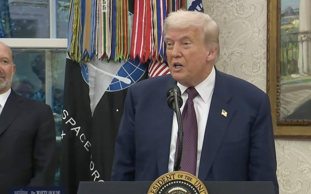 特朗普疯了！美国宣布将对芯片征收100%关税，全球产业链严阵以待