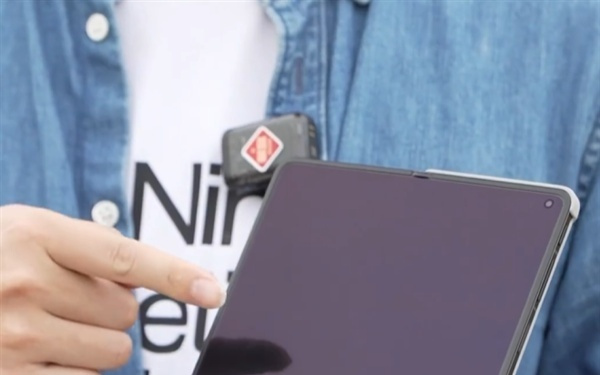 OPPO Find N6路人盲测摸横竖 折痕控制太强了 小姐姐直呼牛X