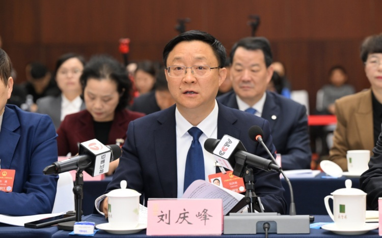 全国人大代表刘庆峰：系统性应对AI时代就业变革，推动AI普惠发展