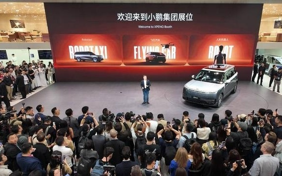 百公里接管次数下降25.9%，小鹏发布第二代VLA首份用户智驾报告｜北京车展