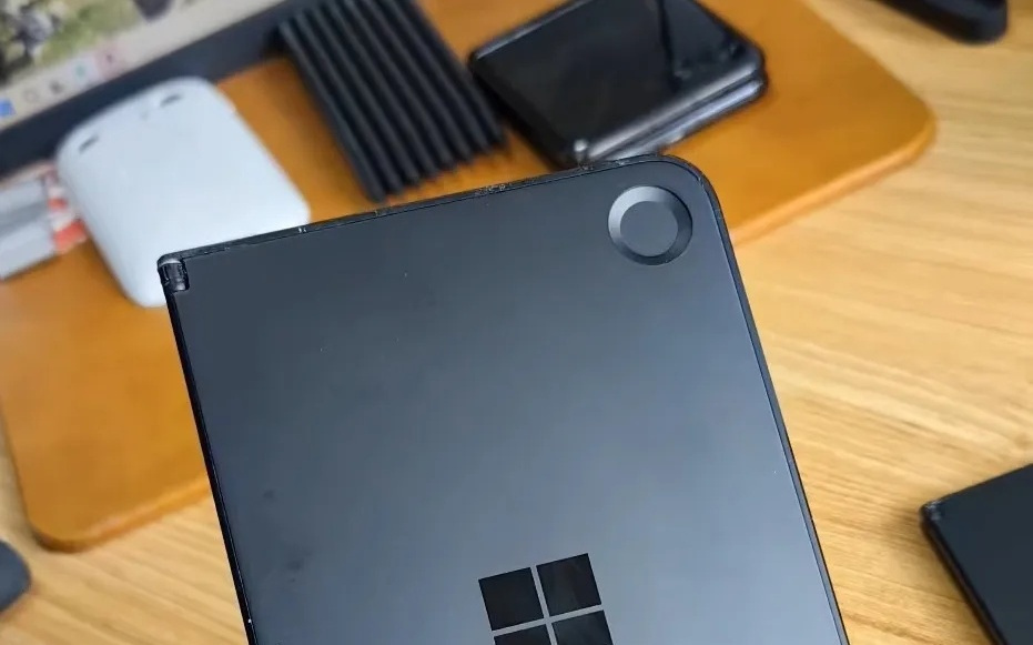 运行 Win10“仙女座”的微软 Surface Duo 工程机更多照片曝光