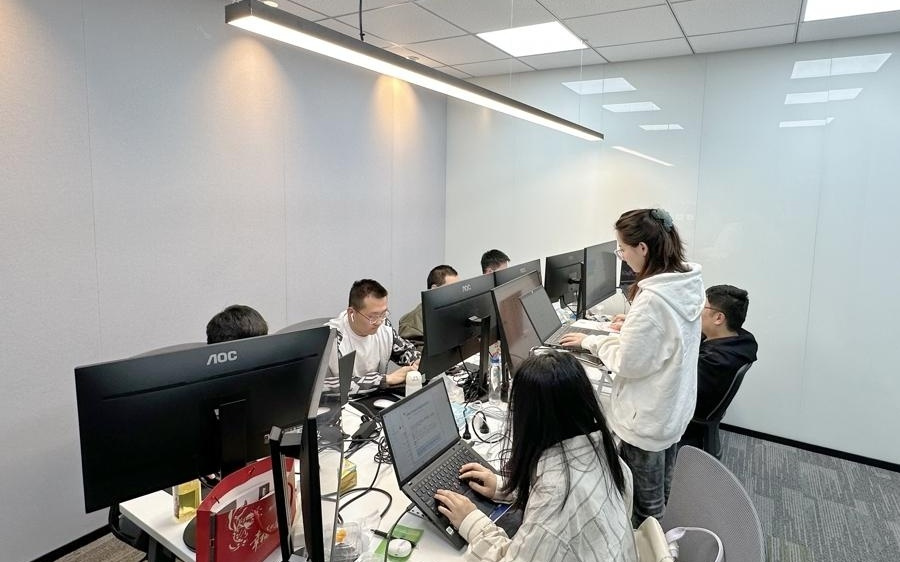 上海老牌国企要造“AI算力心脏”，一群32岁年轻人造出国内第一批万卡集群