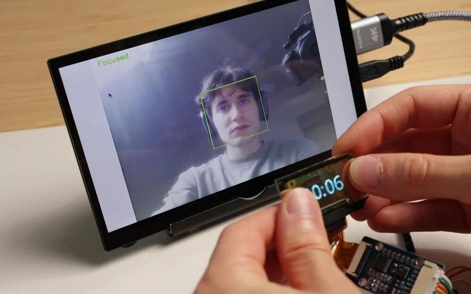 树莓派自制电子宠物，上班摸鱼它就“发火”！