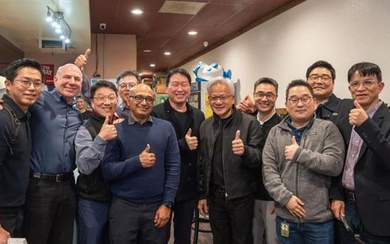 亲自倒酒！黄仁勋生日宴请30位SK海力士工程师