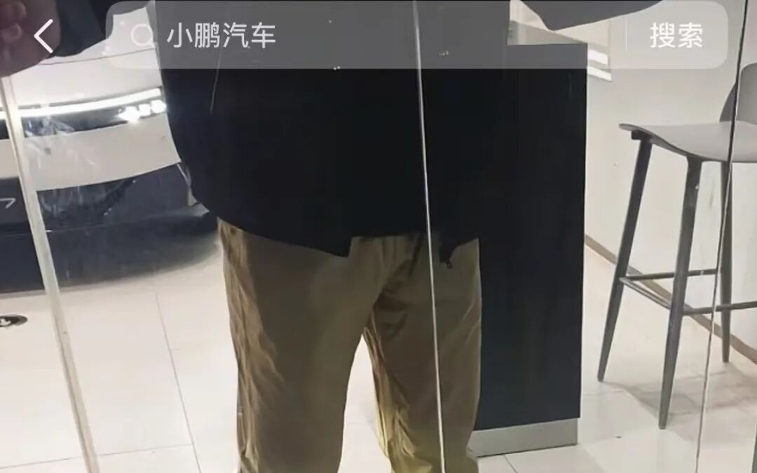 小鹏门店曝客户“脚夹门”事件！