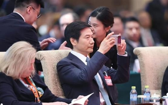 雷军手机壁纸“逆天改命”，网友：这么成功还那么努力