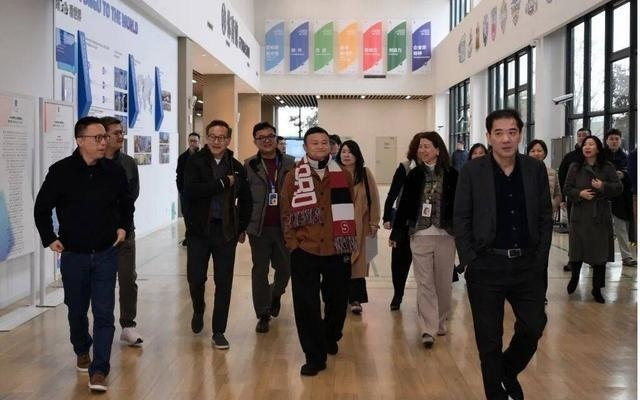 马云：AI拥有的是“芯片”，而人类拥有的是心；百度App开学季上线文心老师｜早资道