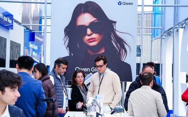 海外观众排队试戴中国科技产品 智能眼镜成为“人气王”