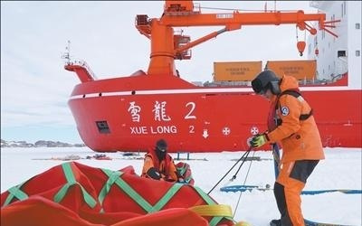 “雪龙2”号首次参与中山站燃油补给
