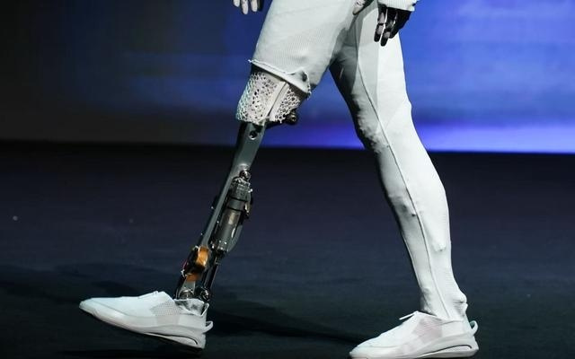 一个“猫步”引发的一场自证：小鹏机器人何以这样走？