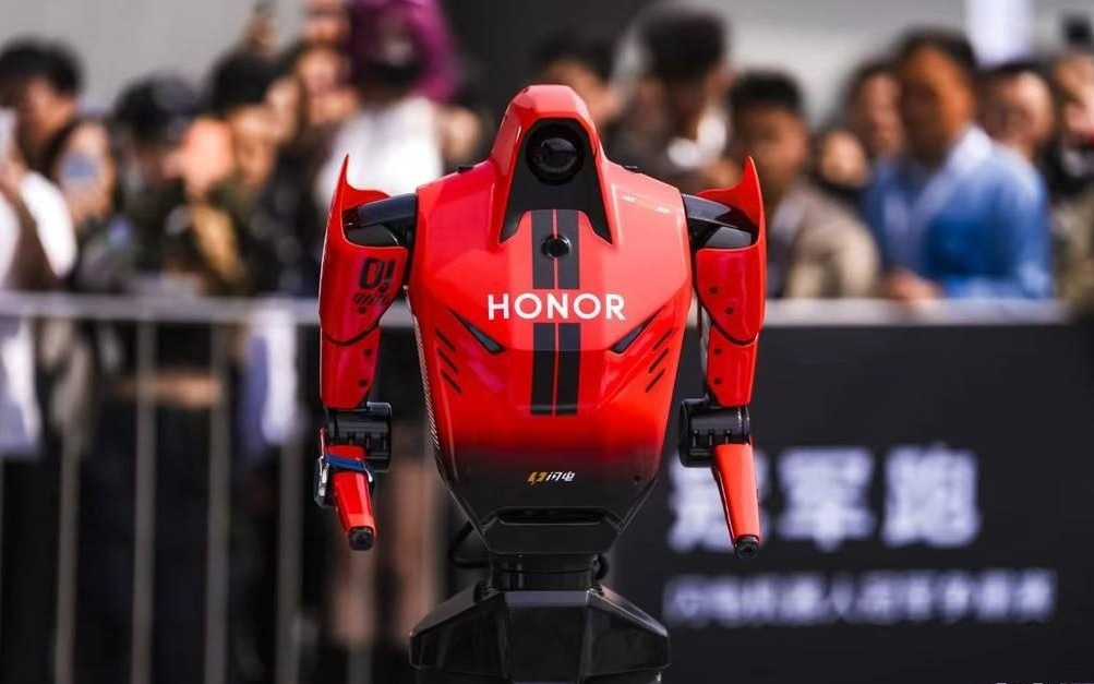 机器人赛道跑出“荣耀速度” 联名跨界“张雪机车”背后的故事｜新经济观察