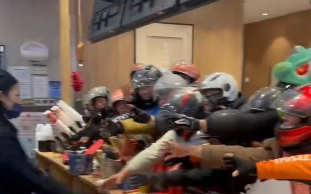 千问估计也没想到，请个客会被网友玩成这样。。。