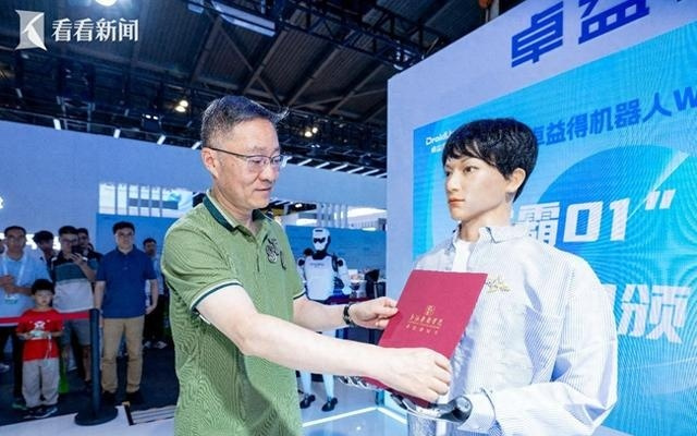 全国首位“机器人博士"收到上戏录取通知书