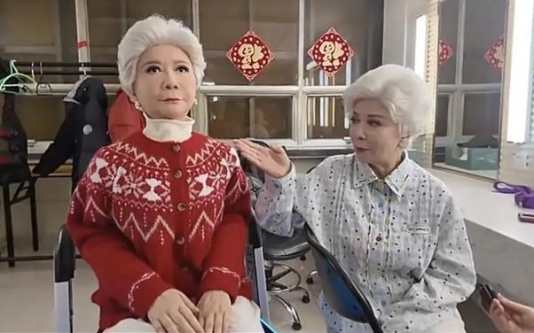 创始人讲述制作蔡明仿生人经过：约一个半月完成制作，请了30年前蔡明扮演机器人时的化妆师