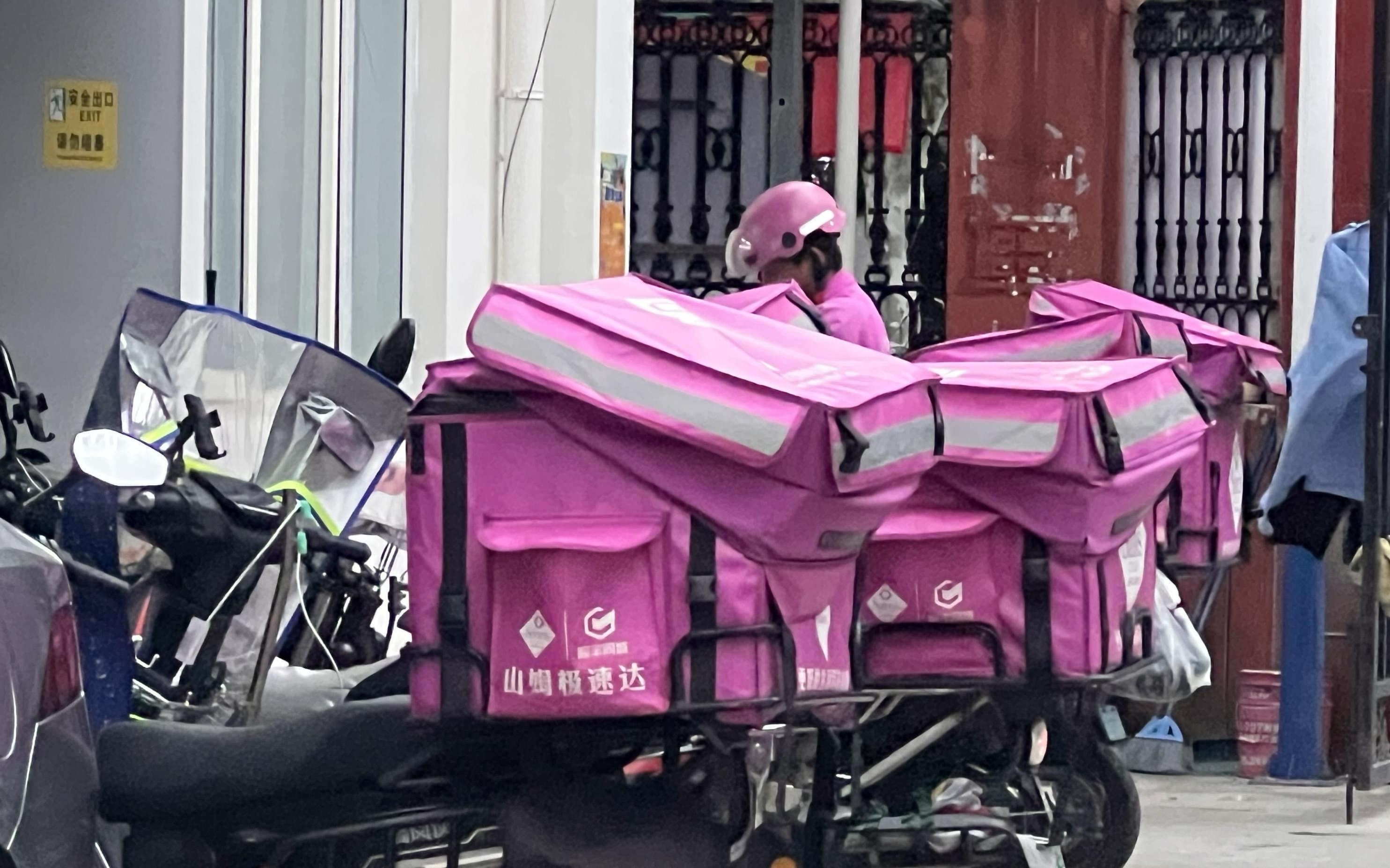实探超载风波下的山姆云仓：机制促使骑手为增收“超载”，山姆回应将配三轮、四轮车
