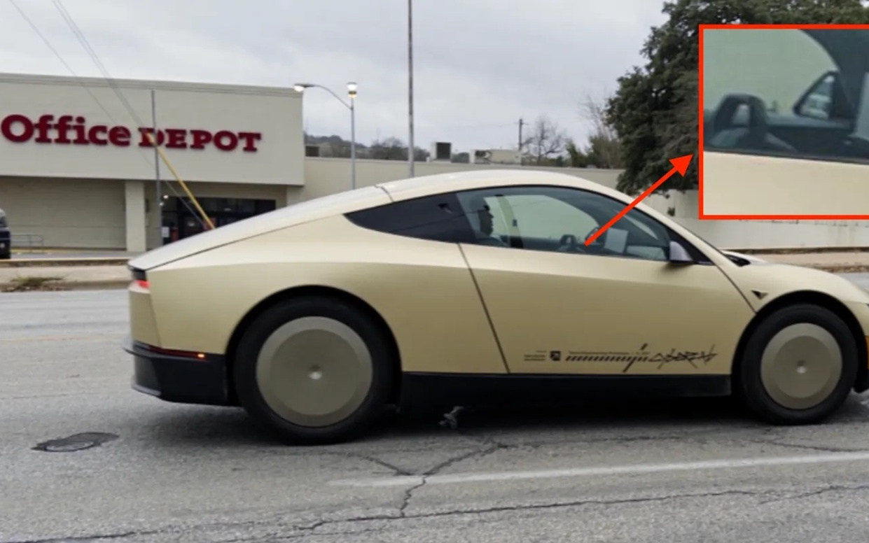 特斯拉自动驾驶出租车Cybercab路测图曝光，原型车保留临时方向盘