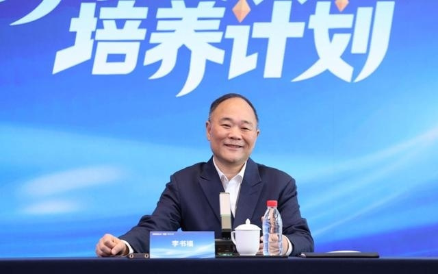 吉利集团董事长李书福回应“养龙虾”：AI的发展会非常疯狂