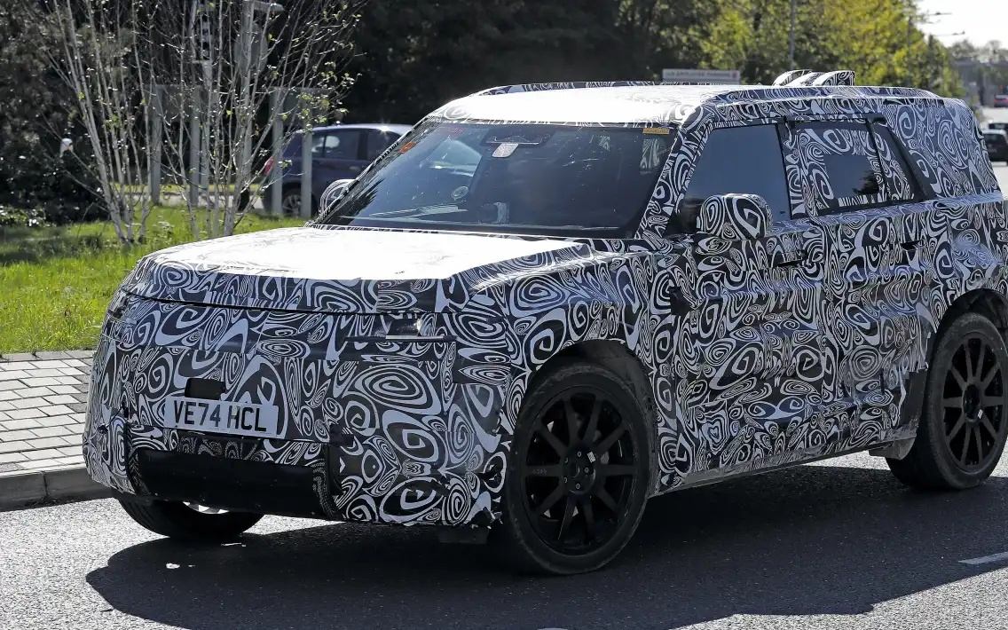 路虎纯电“小卫士”实车现身国内，消息称预计年底发布