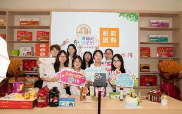 大学生在大名“变身主播”带货，为电商产业园代言