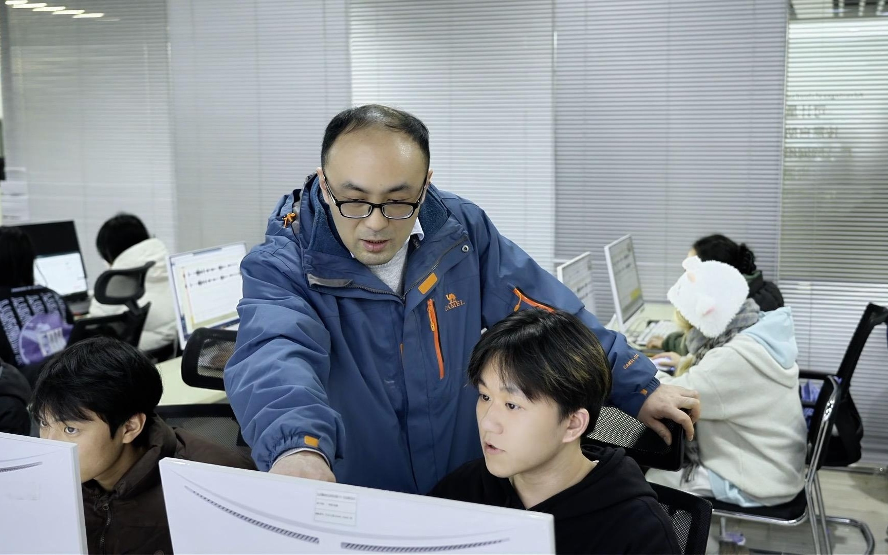 新华视点｜AI 快速发展下的新职业、新机遇