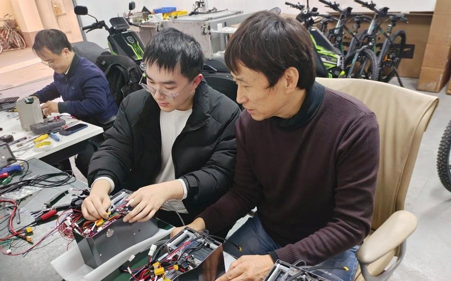 上海政府请智元公司选“赛马”，为人形机器人打造长续航“心脏”