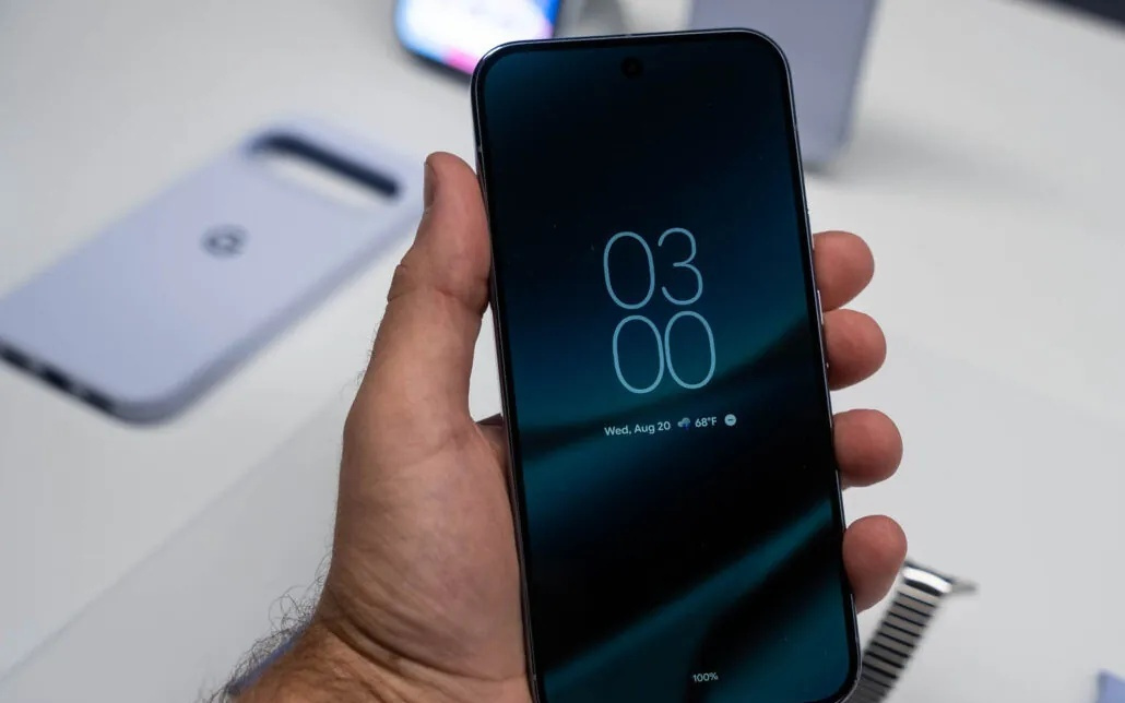 谷歌安卓 17 极简省电界面首曝,手机息屏也能导航指路