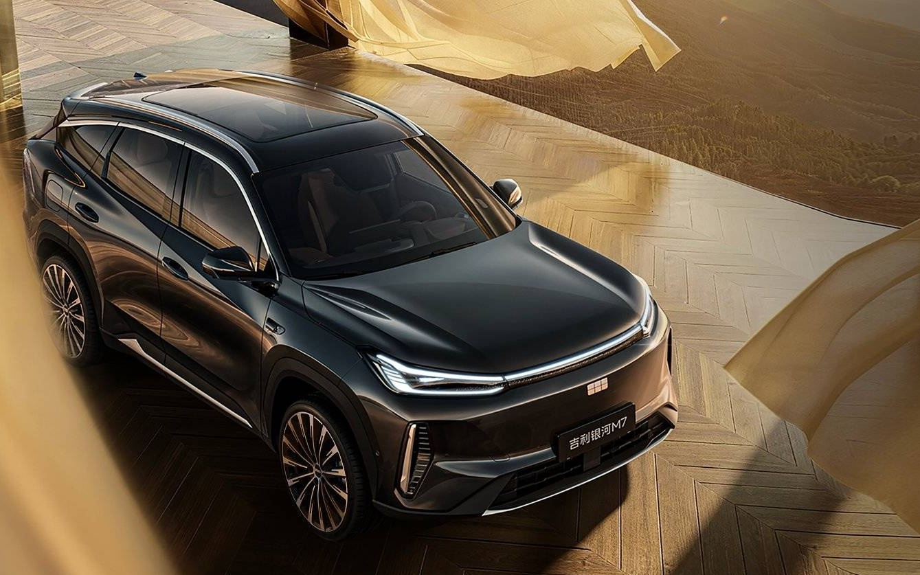 吉利银河 M7 亮相，定位 10 万至 15 万元区间，纯电续航较比亚迪宋 Pro 多 5 km