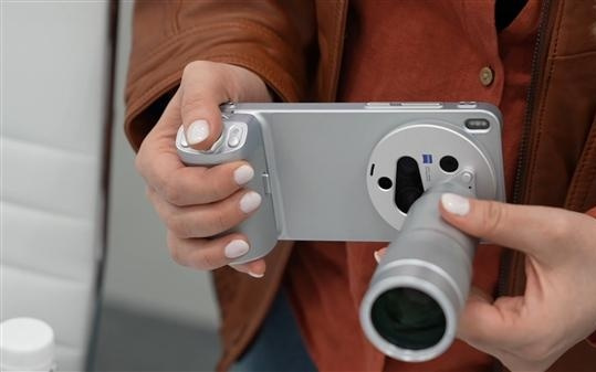 等深微曲屏谢幕！vivo X300 Ultra回归直屏：京东方供货 直屏党的春天来了