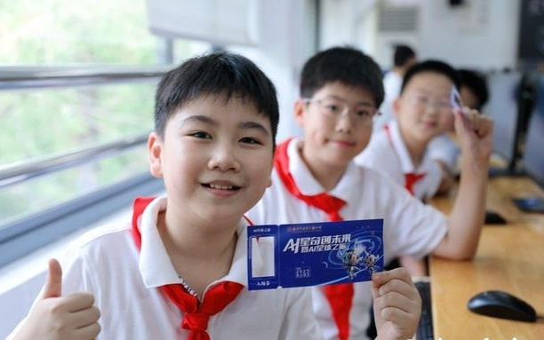 与机器人共舞，与未来对话！这场开学典礼开启奇妙“AI星球之旅”