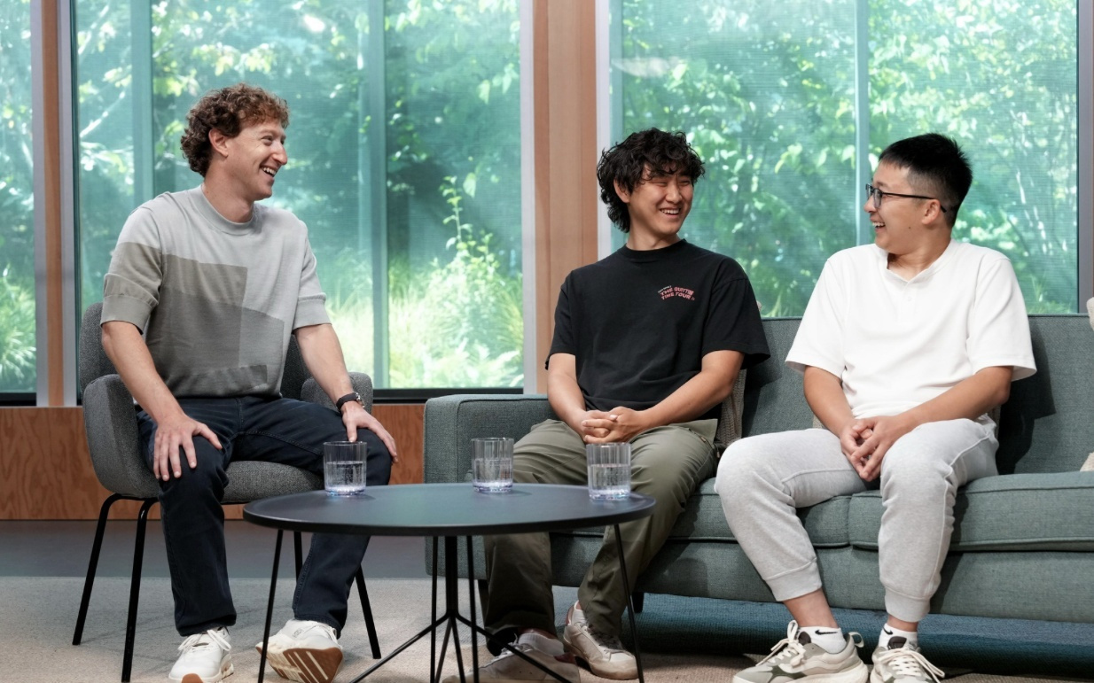 WAIC2025 开幕，规模创历届之最；宇树发布第三款人形机器人；上海警方通报饿了么原 CEO 受贿案｜极客早知道