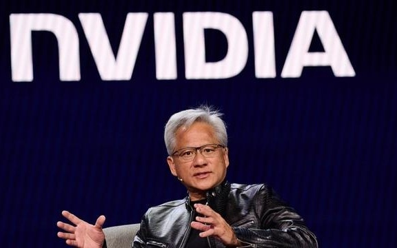 黄仁勋否认对OpenAI不满,称会按计划进行巨额投资