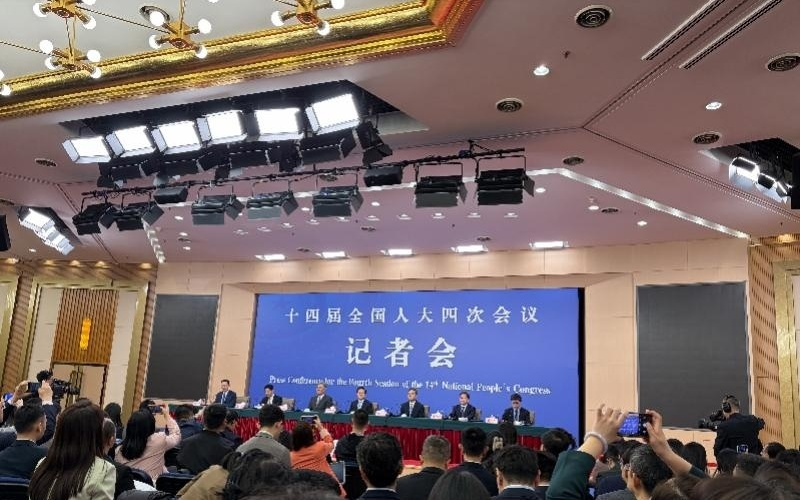 郑栅洁：完善技能培训体系，关注人工智能对就业的影响