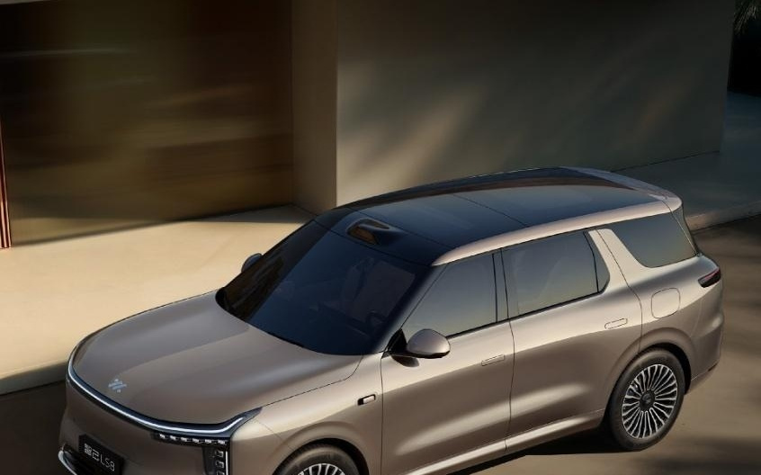 智己LS8汽车45分钟小订破1万台，预售权益价25.98万元起