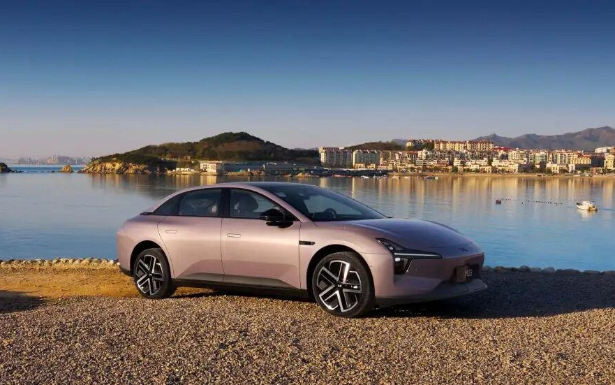 小鹏更稳了，也更狠了