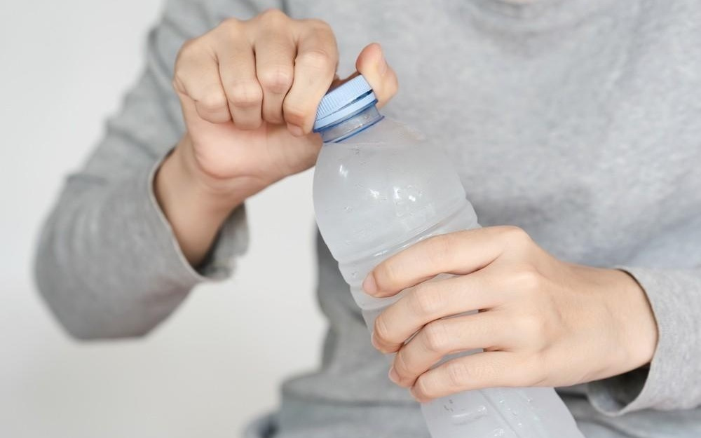 研究人员以为算错了：瓶装水塑料污染是自来水3倍 每升含600万个塑料颗粒可能入脑