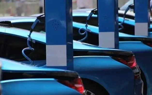 跨国车企，集体撤回电动化