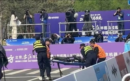 新民艺评丨刘耿：比夺冠更动人的，是亦庄机器人的那一下踉跄