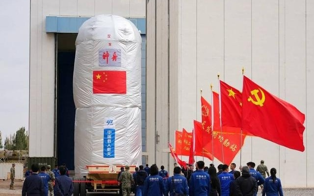 两大指令长再度相拥!神舟二十一号如何用3.5小时完成“太空会师”?