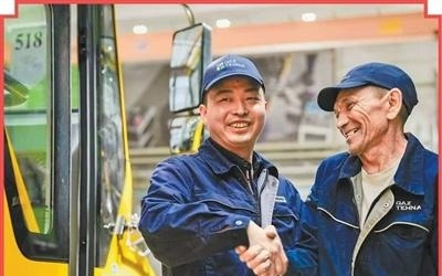 新春生产的新能源客车下线