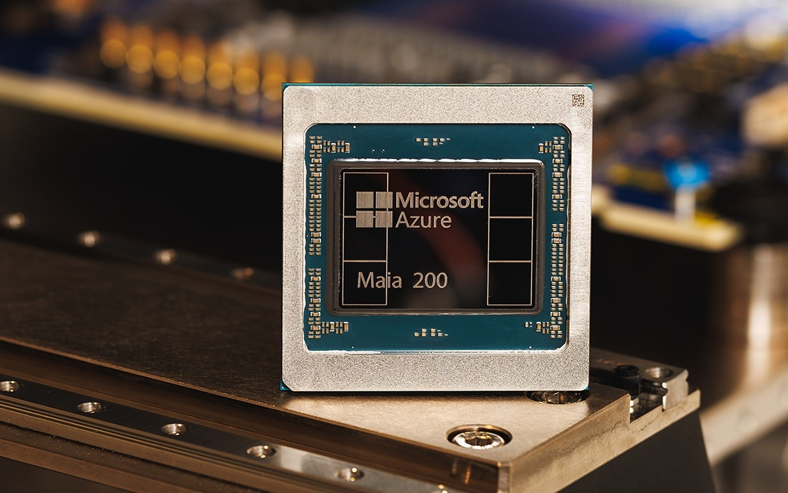 微软发布新定制AI芯片Maia 200，性能强三成还更省水